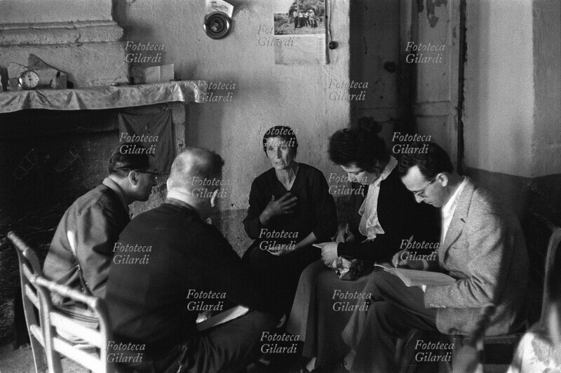 SAN COSTANTINO ALBANESE (PZ) immagine molto significativa che esemplifica il lavoro della spedizione documentaria poi descritta nel libro \