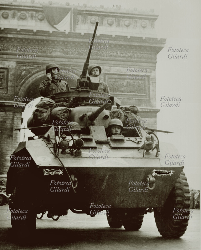 II G.M. FRANCIA Truppe americane a bordo di carrarmati, passano l\
