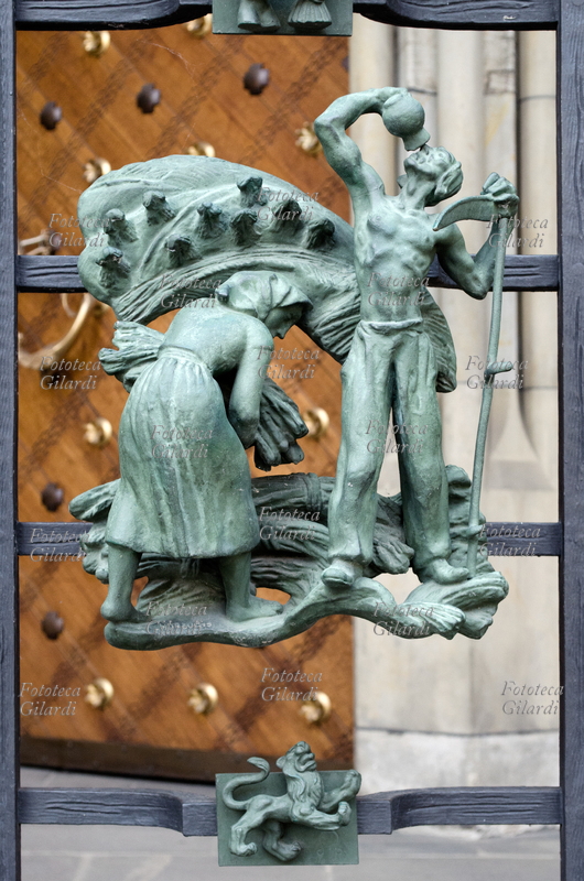 Jaroslav HOREJC (15 giugno 1886 - 3 gennaio 1983), scultore ceco: la fienagione (Estate), allegoria associata al segno zodiacale del Leone (23 luglio al 22 agosto), realizzata intorno al 1955 come decorazione per l\
