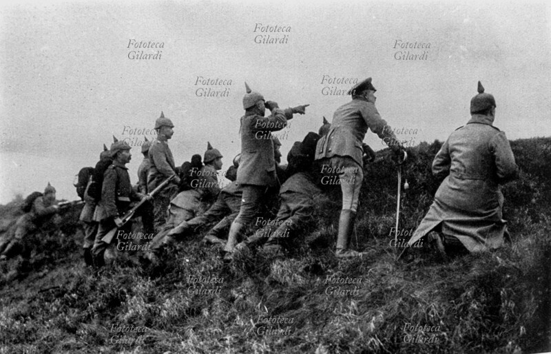 I GM 1915/18 GERMANIA Fronte occidentale: una pattuglia tedesca ispeziona le linee francesi. Fotografia, XX secolo.