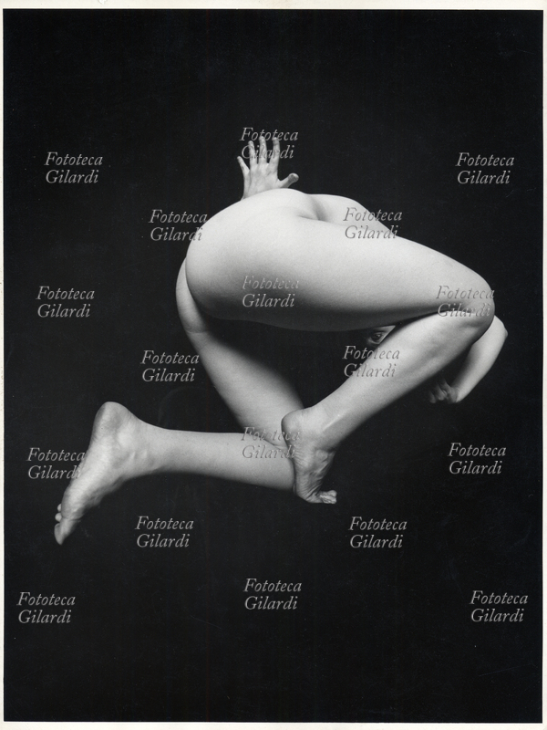 GILARDI - nudo femminile anamorfizzato - autoscatto - Scansione da stampa vintage 18x24, ideazione del procedimento e realizzazione dell\