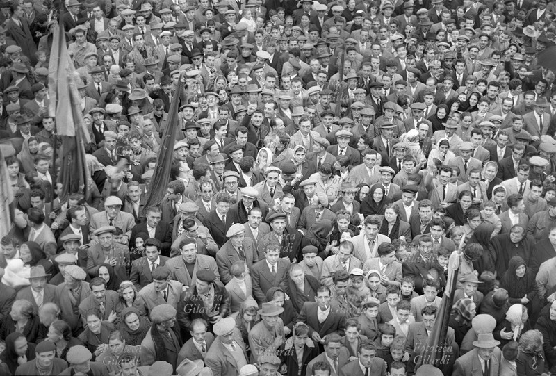 Giuseppe DI VITTORIO (1892-1957). Folla commossa a Cerignola alla manifestazione per la prima commemorazione della morte. Fotografia di Ando Gilardi (1921 - 2012) #andogilardi, Italia, 1958