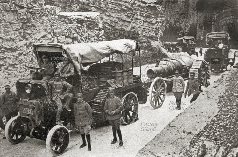I GUERRA MONDIALE Un cannone da 208 verso il fronte del Cadore trasportato da trattrici Fiat in colonna. Italia, ottobre 1916