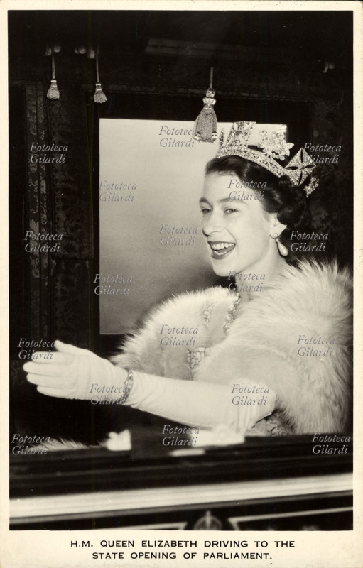 ELISABETTA II (21 aprile 1926 – 8 settembre 2022) regina del Regno Unito di Gran Bretagna e Irlanda del Nord e degli altri reami del Commonwealth, figlia di Giorgio VI, ritratta in carrozza mentre si avvia all\