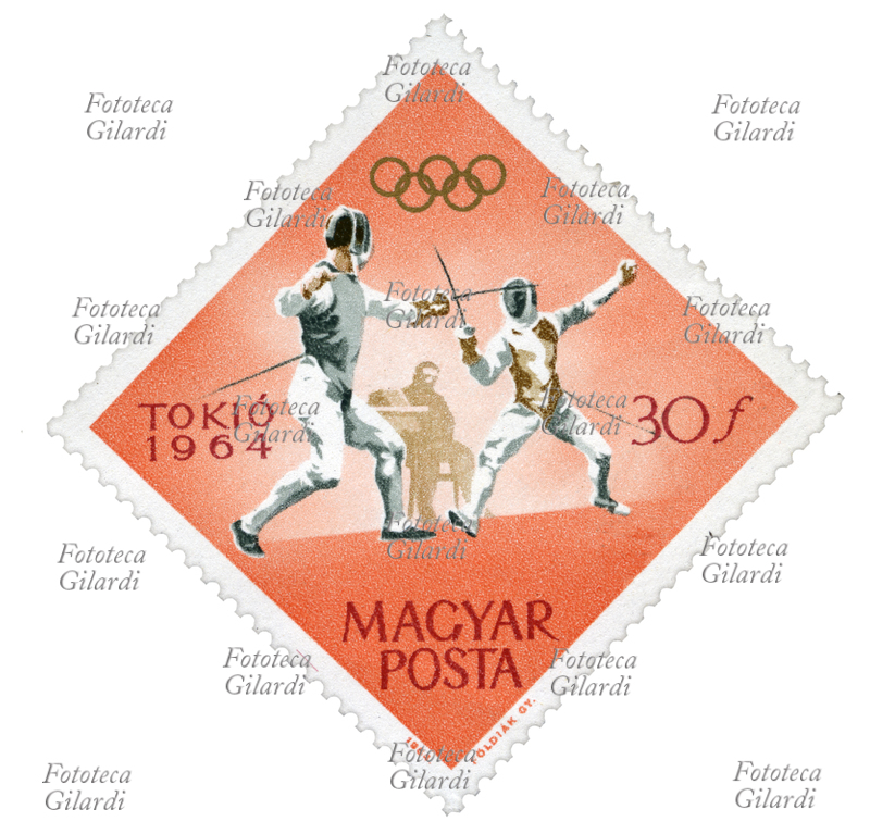 SCHERMA Francobollo romboidale commemorativo della serie "Giochi olimpici estivi 1964 - Tokyo (I)" emessa dalle poste magiare. Nella vignetta due schermidori incrociano le armi davanti al giudice di gara. Disegno di György Földiák, valore nominale 30 fillér, fotoincisione. Ungheria, emissione 12 giugno 1964