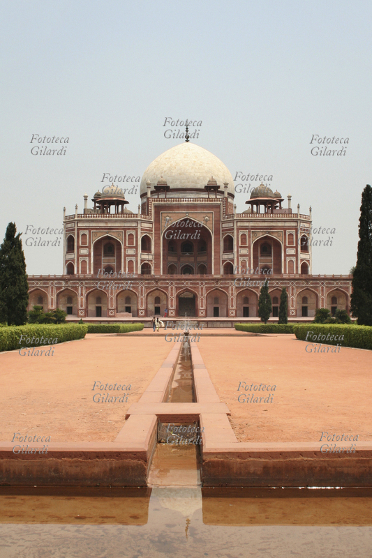 INDIA Tomba di Humayun: eretta alla metà del XVI secolo da Haji Begum, vedova di Humayun, il secondo imperatore Moghul. È il primo esempio di architettura indopersiana. Fotografia di Raffaella Milandri. India, maggio 2007