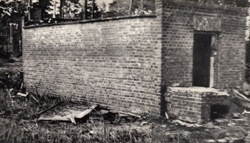 STUTTHOF (1939-1945) Camera a gas. Fu messa in funzione nel giugno 1944 con il Zyklon B: dopo che dal 1942 un epidemia di tifo continuava ad uccidere un enorme numero di prigionieri, gli amministratori del campo decisero di gassare gli individui malati e debilitati. Polonia, 1944