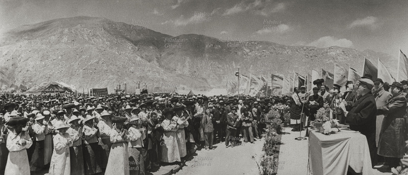 TIBET Lhasa: il capo della delegazione governativa cinese per il Comitato preparatorio della regione autonoma del Tibet parla alla popolazione. Cina, 1956