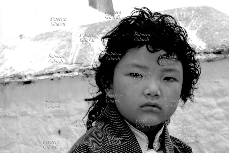 TIBET Giovanissimo fedele buddista in visita al Potala, a Lhasa maggio 2009