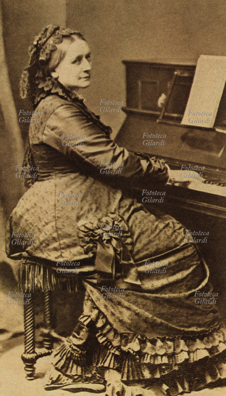 Clara Wieck SCHUMANN (18191896) ritatto fotografico al pianoforte. Moglie del compositore Robert Schumann e grande pianista, 1875
