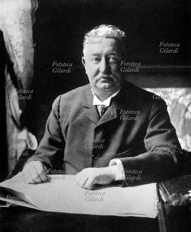 Cecil John RHODES (5 July 1853 - 26 March 1902) British entrepreneur and politician, emigrated young in Natal and discovered vast diamond deposits. He promoted British colonial expansion in South Africa and prepared the fight against the Boers. Prime Minister of the Cape Colony from 1890 to 1896, the British colony of Rhodesia was named after him, in the territory that today is in the northern part of Zambia and the southern part of Zimbabwe. Photographic portrait at the desk, South Africa circa 1900