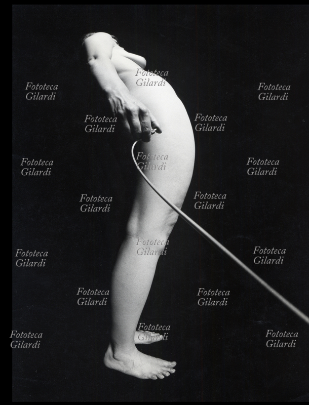 GILARDI - nudo femminile in piedi anamorfizzato - autoscatto - Scansione da stampa vintage 18x24 ideazione del procedimento e realizzazione dell\