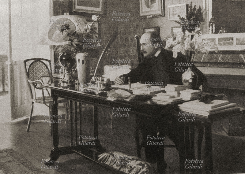 Edmond ROSTAND (1868-1918) ritratto alla scrivania. Poeta e autore drammatico francese, celebre soprattutto per aver scritto l\