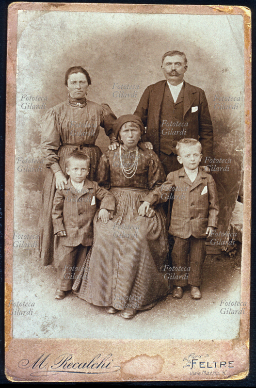 FAMIGLIA Genitori con due figli maschi posano insieme all\