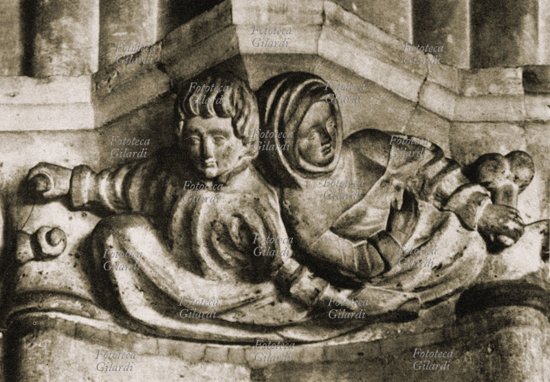 Pietro ABELARDO (1079-1142) ed Eloisa (1099-1164). Una delle quattro raffigurazioni di Abelardo ed Eloisa come amanti, scolpite nel capitello del pilastro centrale nella \