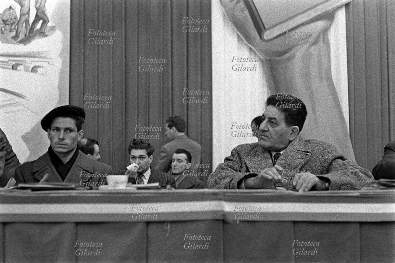 Giuseppe DI VITTORIO (1892-1957) sul palco, ascolta l\