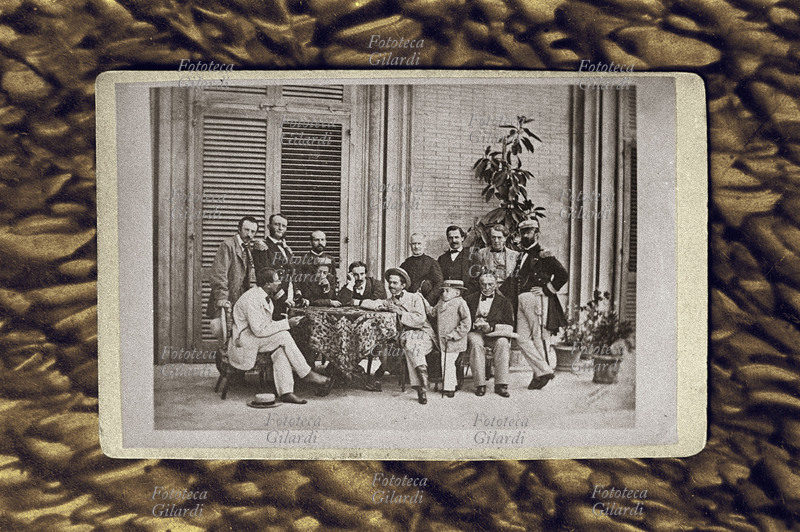 Raffaele RUBATTINO (1809-1881) con la famiglia a Genova. Rubattino fu il primo armatore italiano di vascelli a vapore (pironaviglio) fondatore della Società di navigazione Rubattino. Della sua compagnia erano i due piroscafi, il Piemonte e il Lombardo, su cui si imbarcarono i Mille. Fotografia, Italia 1861.