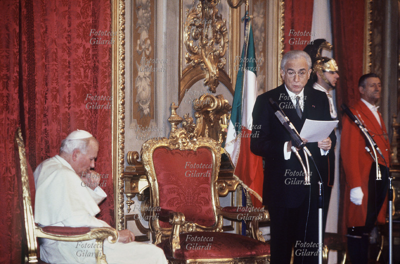Francesco COSSIGA (26 luglio 1928 – 17 agosto 2010) Presidente della Repubblica italiana dal 1985 al 1992, pronuncia il suo discorso durante la visita al Quirinale di Papa Giovanni Paolo II (18 maggio 1920 – 2 aprile 2005), pontefice dal 1978. L\