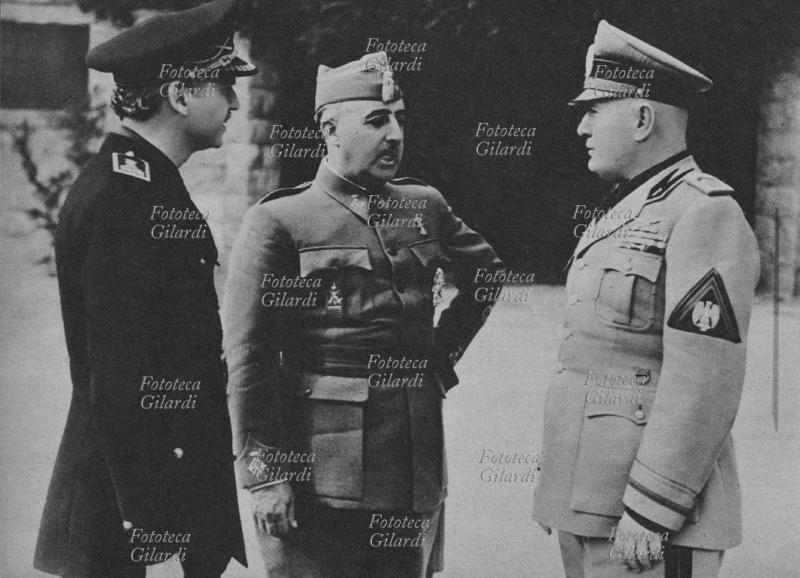 SECONDA GUERRA MONDIALE Mussolini, a colloquio con il generalissimo Franco, mediatore diplomatico a favore di Hitler che si è già incontrato a sua volta con Francisco Franco alla frontiera francospagnola, nel tentativo di convincere il caudillo ad entrare in guerra a fianco della Germania, ma senza successo. Endaye, 23 ottobre 1940