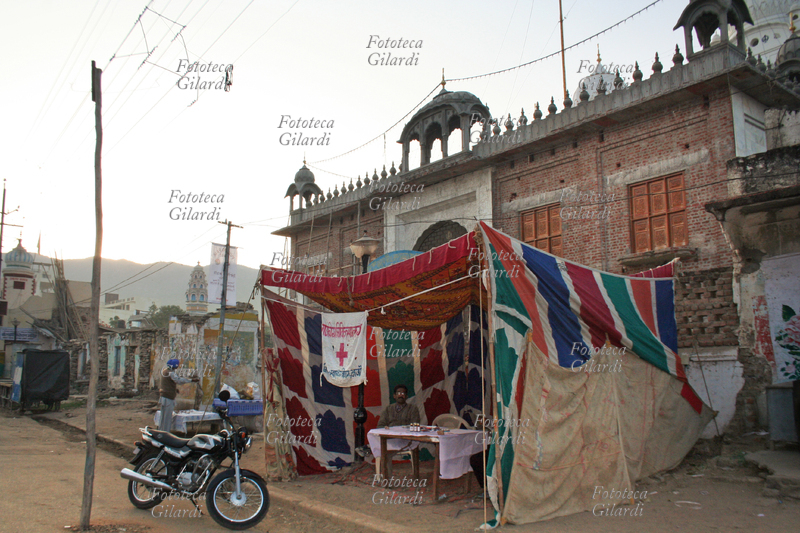 PUSHKAR tenda di pronto soccorso durante la Fiera dei cammelli, che si svolge a Pushkar (Rajasthan) nel plenilunio di novembre. Fotografia di Raffaella Milandri. India, Pushkar novembre 2007