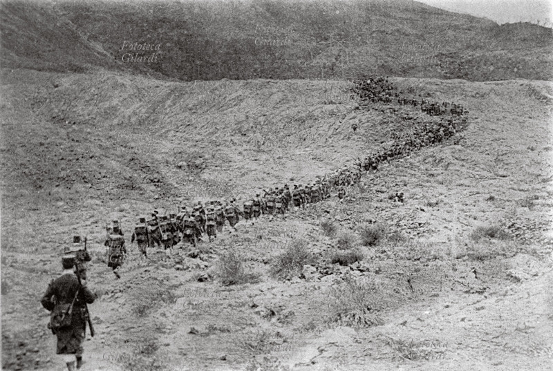 I GUERRA MONDIALE fanteria italiana in marcia verso il Monte Nero, Italia, luglio 1915.
