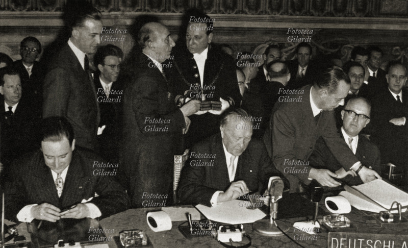 Konrad ADENAUER (1876-1967) cancelliere della Germania, firma i trattati per la costituzione della Comunita\
