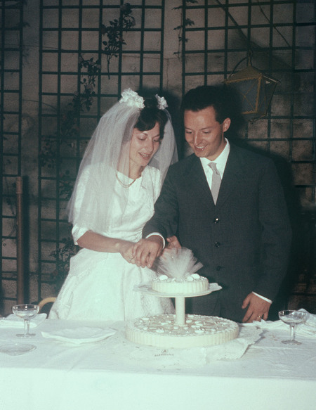 SPOSI IMPEGNATI NEL TAGLIO DELLA TORTA 1959