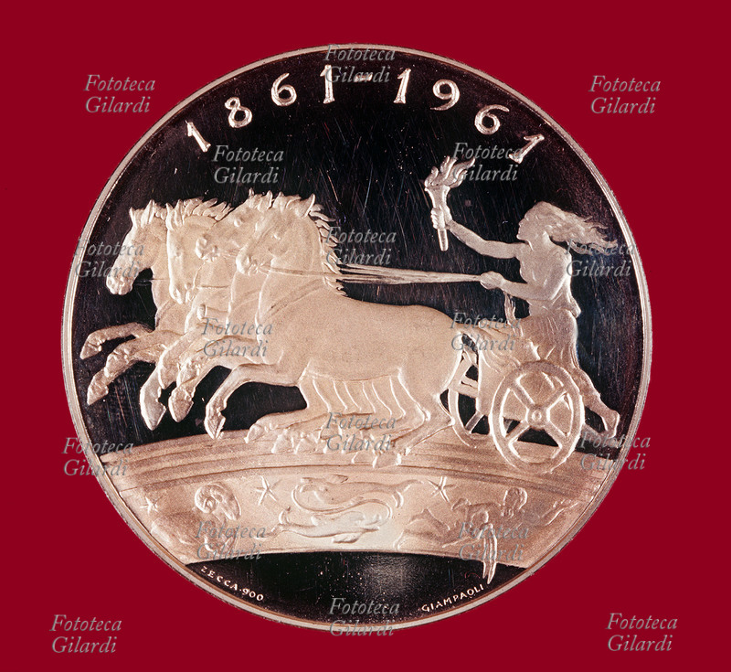 ITALIA Quadriga al galoppo verso sinistra su fascia zodiacale, guidata da donna con torcia fiammeggiante, nel verso di una medaglia d\