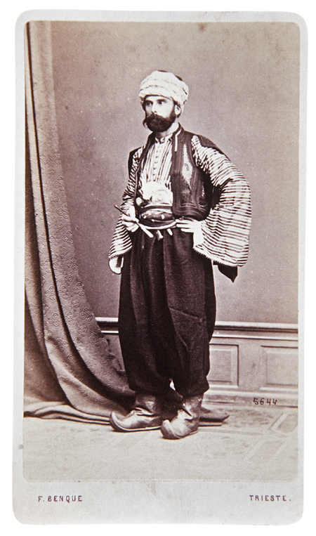 UOMO IN COSTUME ARABO UOMO IN COSTUME ARABO