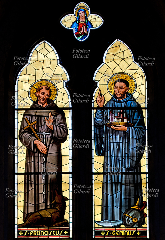 San FRANCESCO (1181 o 1182–1226) con il lupo, Madonna orante e San GEMINE (VIII secolo - 915) con il modello della città e gli emblemi del suo passato da militare siriano, prima della conversione che lo portò pellegrino in Italia prima a Fano, poi a Spoleto e infine a Casventum, l\