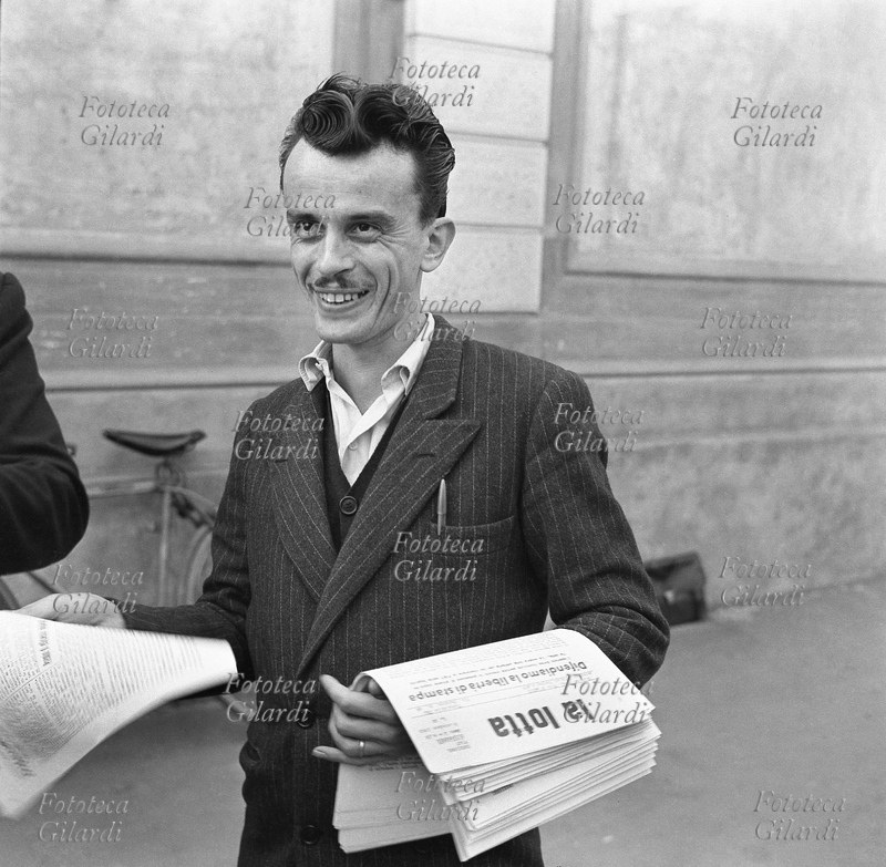 UN TRIBUNALE PRIVATO decide la sorte dei lavoratori: funzionari del grande monopolio industriale torinese fanno prelevare operai dai sorveglianti in divisa, su delazione di osservatori infiltrati fra le maestranze, li interrogano ed emettono una sentenza che può variare dalla multa, alla sospensione, al \