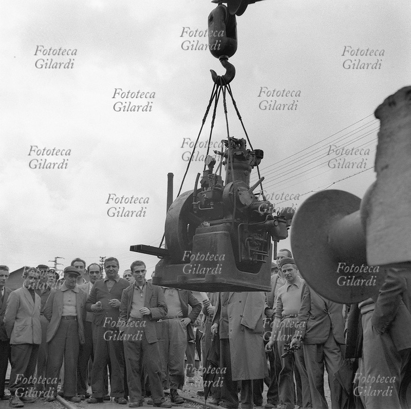 S.M.O. ITALIA lotte operaie alle Ferriere Bruzzo di Genova, in serrata da 35 giorni: fase finale delle operazioni di trasporto di un gruppo elettrogeno dal camion al vagone ferroviario diretto in fabbrica; il pezzo industriale, offerto dagli altri lavoratori del genovese, doveva consentire il proseguimento della produzione durante l\