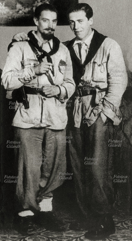 ITALIA 27/4/1945 I Comandanti Pedro (Pier Bellini a sinistra) e Bill (Urbano Lazzaro a destra) della 52a Brigata Garibaldina che furono protagonisti della cattura di Benito Mussolini e dei gerarchi sulla strada di Dongo.