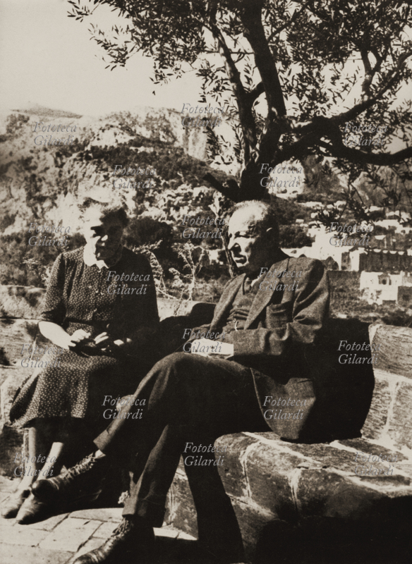 Benedetto CROCE (1866-1952) con la consorte Adele Rossi, in soggiorno a Capri (NA), nel 1943