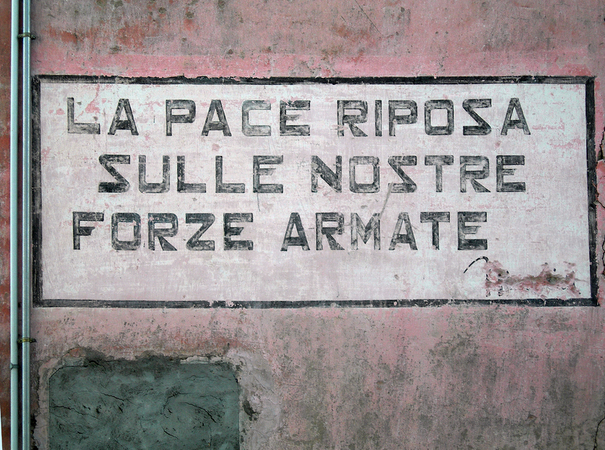 MOTTO FASCISTA DIPINTO SU UN MURO