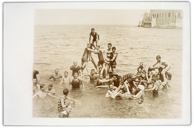 GIOCHI NELL ACQUA VACANZE AL MARE 1910 CIRCA GIOCHI NELL ACQUA VACANZE AL MARE 1910 CIRCA