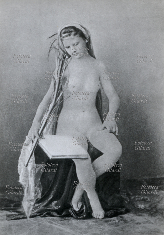 STORIA DELLA FOTOGRAFIA nudo femminile seduto con libro, velo sul capo e foglia di palma. La fotografia poteva essere fruita in sé per il piacere di guardarla, oppure la modella di carta, opportunamente drappeggiata dal pittore, poteva essere d\