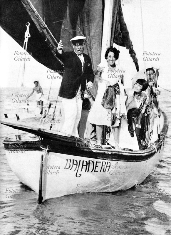 GOSSIP Benito Mussolini in gita in barca con alcune amiche, protesta con il fotografo che li ha sorpresi sulla \