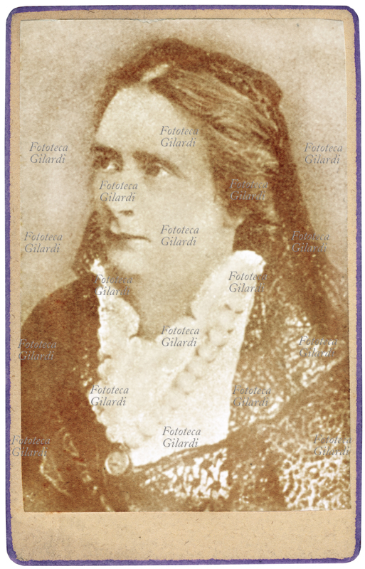 Jessie WHITE MARIO (1832 - 1906) infermiera delle spedizioni di Garibaldi, fu poi giornalista e biografa. Diede un contributo fondamentale alla storia del Risorgimento italiano. Ritratto fotografico, 1880 circa