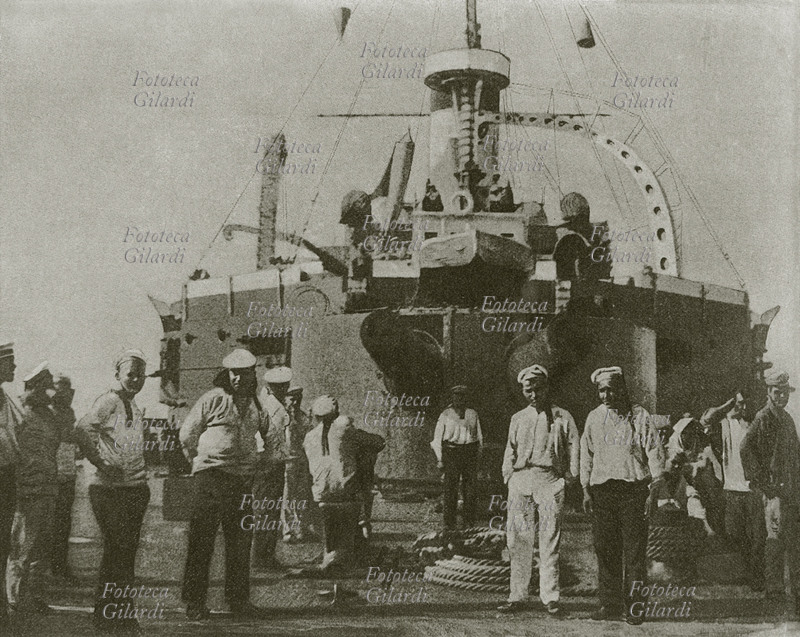 CORAZZATA POTEMKIN Odessa, gli ammutinati sul ponte della corazzata Potemkin. Russia, 1905