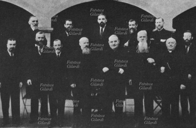 GIOVANNI XXIII Angelo Giuseppe Roncalli (1881-1963) ancora monsignore, si reca in Turchia come delegato apostolico. Fotografia di gruppo al seminario San Luigi, con i frati cappuccini della direzione. Istanbul, gennaio 1935