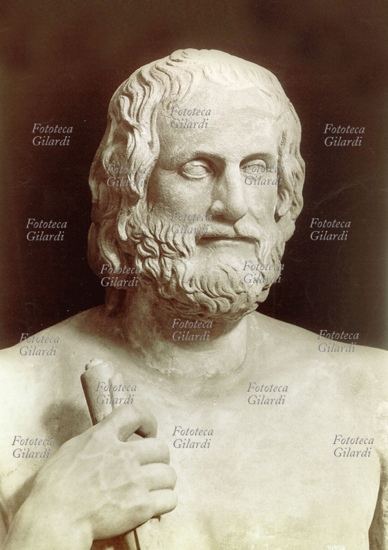 EURIPIDE (485 - 406 a.C.) poeta tragico greco. Gli sono attribuite 92 tragedie ma ne sono pervenute a noi solo 18, le più celebri: Alcesti, Medea, Andromaca, Elettra, Le troiane, Le baccanti. Dettaglio del viso della statua in marmo a figura intera con in mano una maschera del teatro tragico, fotografia dei primi anni del XX secolo.