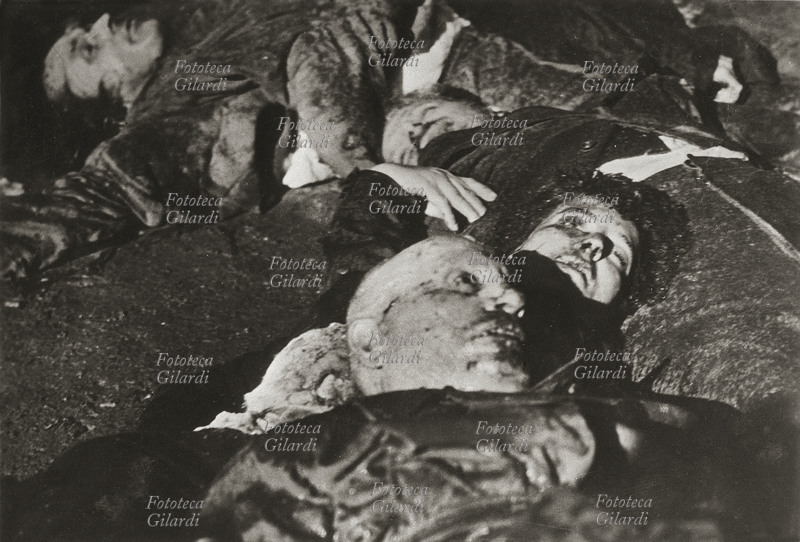 II GUERRA MONDIALE i corpi senza vita di Benito Mussolini (29 luglio 1883 – 28 aprile 1945) e Claretta Petacci (28 febbraio 1912 – 28 aprile 1945), insieme a quelli di altri gerarchi fascisti catturati e giustiziati dai partigiani sulla via della fuga, ammucchiati per terra in Piazzale Loreto nello stesso punto in cui il 10 agosto del 1944 furono fucilati 15 partigiani dalla Legione Autonoma Mobile Ettore Muti, che ne lasciò i corpi esposti al pubblico. Ad essi si aggiunse quello di Achille Starace (18 agosto 1889 – 29 aprile 1945), catturato e giustiziato la mattina stessa. Deposti nel cuore della notte, con il passare del tempo si radunò talmente tanta gente che il servizio d\