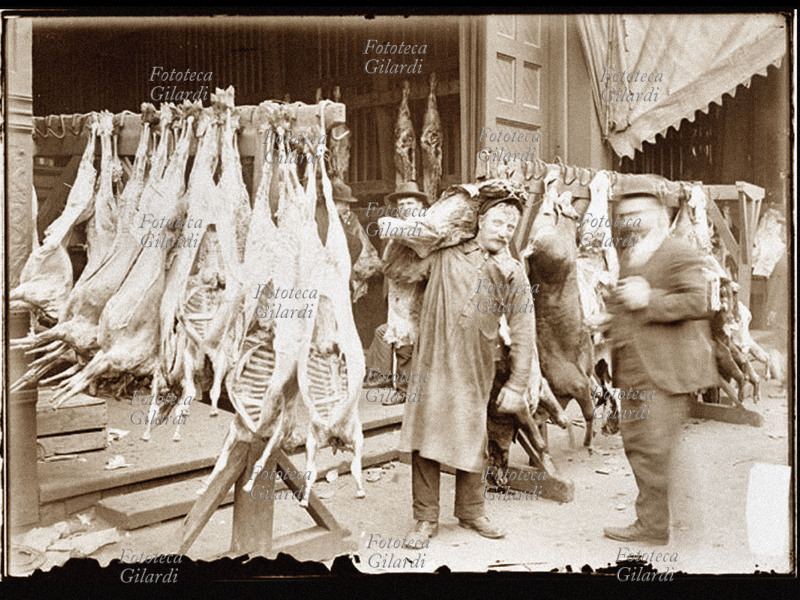 MACELLO Alcuni addetti caricano in spalla carcasse macellate e le trasportano in un punto di raccolta osservati dalla gente, durante lo sciopero del 1904, New City, Chicago, Illinois 1904