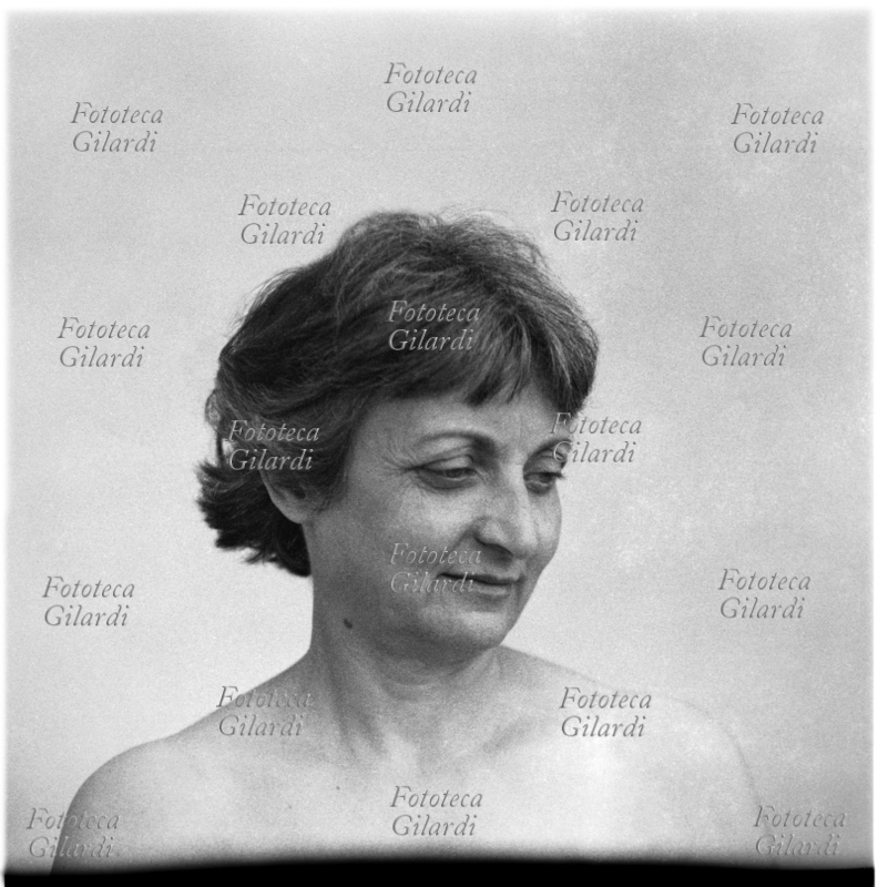 Luciana BARBARINO (16 dicembre 1927 – 7 aprile 2014) moglie e compagna di lavoro di Ando Gilardi, cofondatrice della Fototeca Storica Nazionale (ora Fototeca Gilardi); ritratto fotografico, Italia 1979
