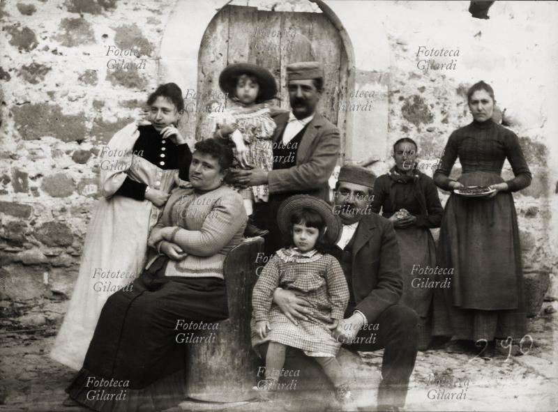 Giovanni VERGA (1840-1922) Sicilia. Familiari (cognate e fratelli con figli) ritratti in gruppo; sullo sfondo posano le due cameriere madre e figlia. Fotografia di Giovanni Verga, a Vizzini, 1892