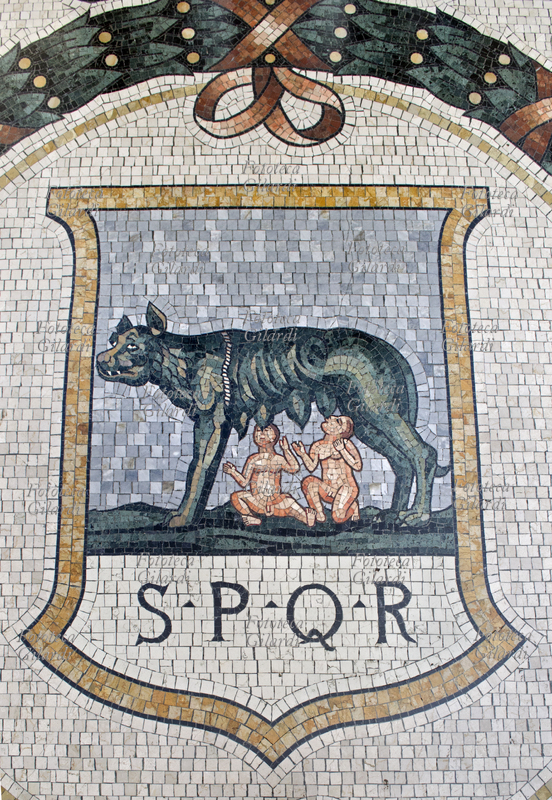 SPQR - Romolo e Remo allattati dalla Lupa capitolina nel mosaico della pavimentazione in Galleria Vittorio Emanuele II a Milano. Lo stemma rappresenta la città di Roma, fra i quattro che circondano lo stemma sabaudo nell\