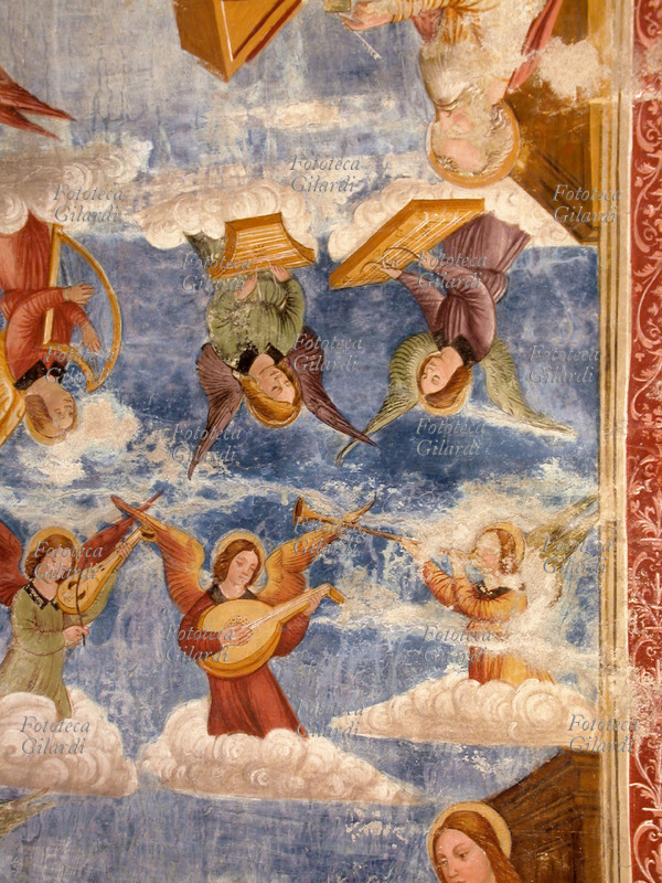 ANGELI musicanti. Dettaglio della volta affrescata della ex Chiesa di Santo Spirito (XIV secolo) ora non più officiata. Gli affreschi furono eseguiti nel XV e XVI secolo. Fotografia di Giuliano Grasso, Bormio (SO), 2004.