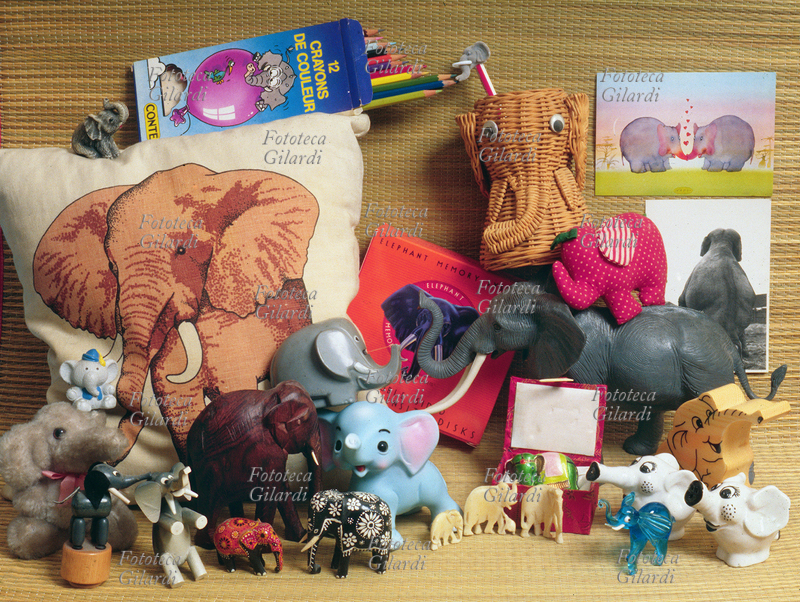 COLLEZIONISMO Raccolta di oggetti che raffigurano elefanti: dalla classica scultura africana, al portamatite a foggia di elefante, al portascotch, al cuscino, scatola di matite, salino ecc... Italia, 1991