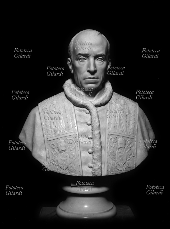 Papa PIO XII (2 marzo 1876 – 9 ottobre 1958), al secolo Eugenio Pacelli, papa della Chiesa cattolica e 2º sovrano dello Stato della Città del Vaticano dal 2 marzo 1939. Busto in marmo, opera dello scultore Corrado Vigni (1888 - 1956). Positivo da lastra fotografica 18 X 24 di Ghitta Carell (1899- 1972), che così chiude il cerchio avviato realizzando gli scatti fotografici che ritraevano il papa a 360° da ogni angolazione, utilizzati dallo scultore fiorentino per realizzare l\